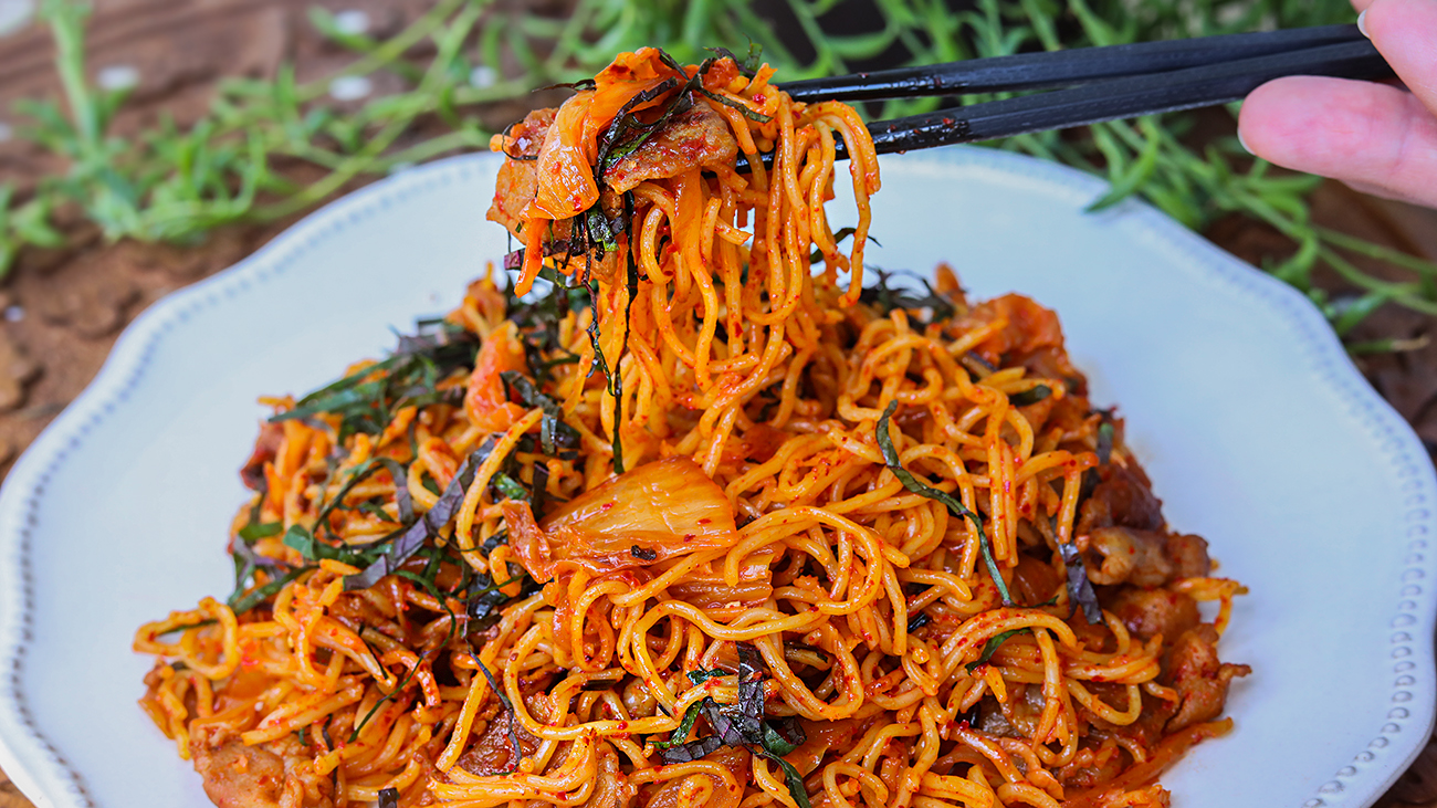 The BEST Kimchi Fried Noodles Recipe & Video Seonkyoung Longest