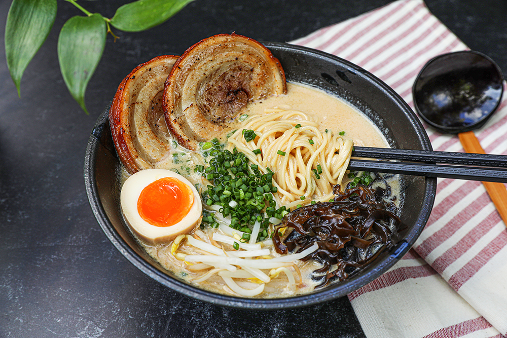 EASY Tonkotsu Ramen Recipe Video Seonkyoung Longest EASY Tonkotsu Ramen Recipe Video Seonkyoung Longest